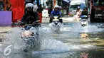 Sejumlah kendaraan menerobos banjir di jalan Pejaten Raya, Jakarta Selatan, Kamis (21/4/2016). Akibat banjir, kemacetan panjang terjadi di Jalan Pejaten Raya. (Liputan6.com/Yoppy Renato)