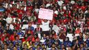 Suporter memberikan dukungan saat Timnas Indonesia U-23 melawan Filipina pada laga Grup A Piala AFF U-23 2025 di SUGBK, Senayan, Jakarta, Jumat (18/07/2025) malam WIB. (Bola.com/M Iqbal Ichsan)