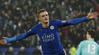 Penyerang Leicester City, Jamie Vardy melakukan selebrasi usai mencetak gol kegawang Chelsea pada lanjutan liga Inggris di King Power Stadium, Liecester (15/12). Leicester menang atas Chelsea dengan skor 2-1. (Reuters/Andrew Yates)