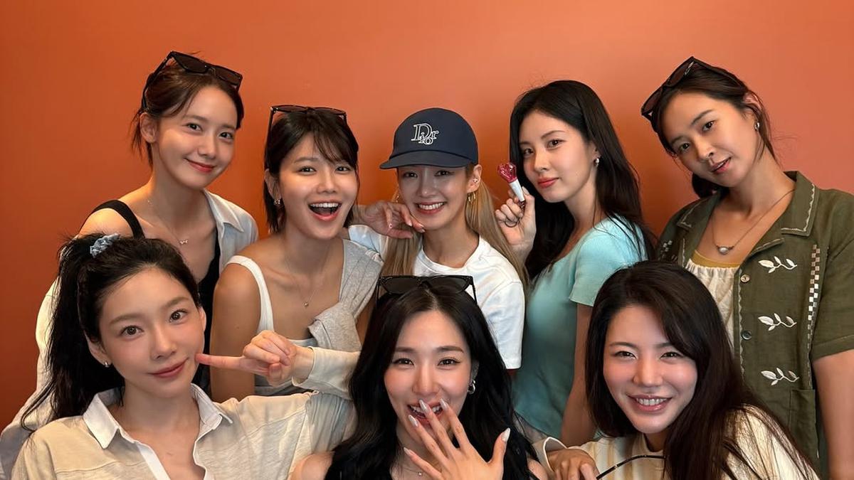 SNSD Rayakan Anniversary ke-18 dengan Gaya Kasual yang Chic, Kompak dan Tetap Awet Muda!