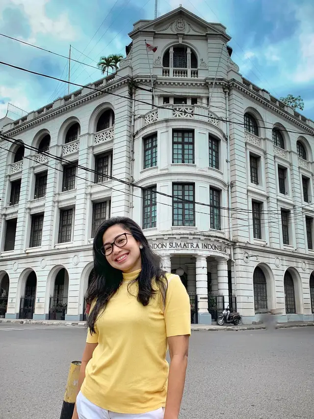 Pesona Feni Rose dengan Makeup Natural