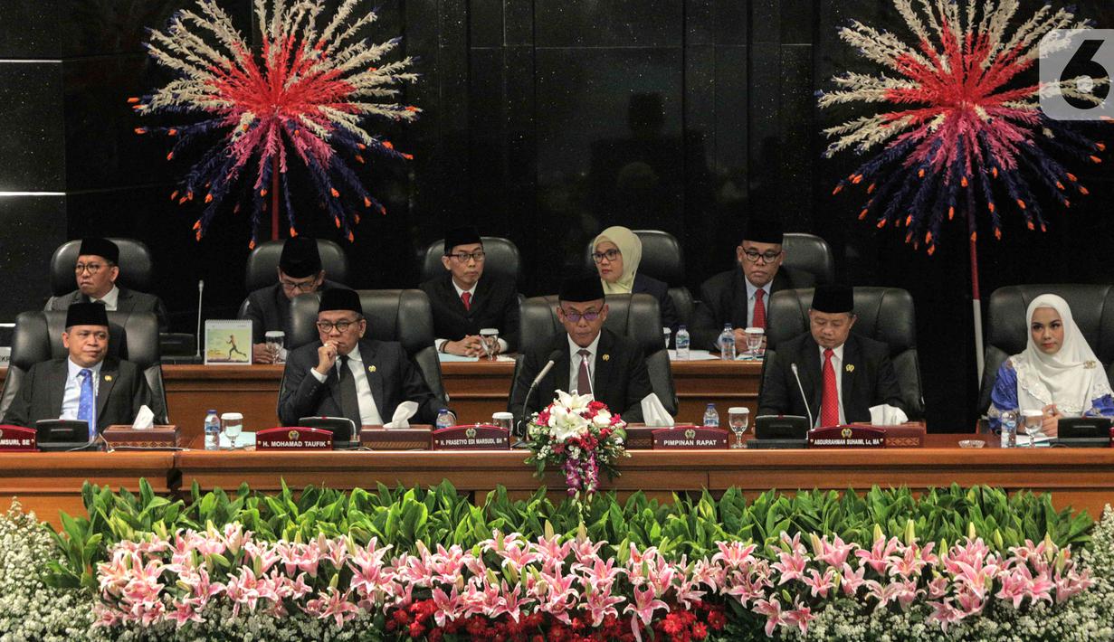 Lima pimpinan DPRD DKI Jakarta memimpin sidang paripurna di Gedung DPRD DKI Jakarta, Senin (14/10/2019). Ketua DPRD DKI Jakarta kembali dijabat oleh Prasetio Edi Marsudi. (Liputan6.com/Faizal Fanani)