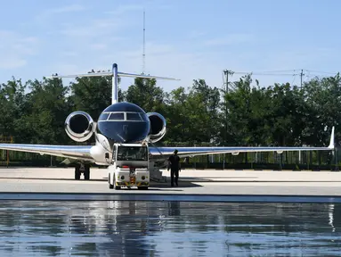 Seorang staf bekerja di Bombardier Tianjin Aviation Services Co., Ltd. di Zona Perdagangan Bebas (Free Trade Zone/FTZ) Percontohan Tianjin, China, 17 September 2020. Sejumlah perusahaan pemeliharaan pesawat kelas atas berkumpul di FTZ Tianjin. (Xinhua/Zhao Zishuo)