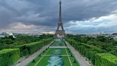 Foto udara dari lukisan raksasa "Beyond Walls" karya seniman jalanan Prancis, Saype, yang terbentang di halaman Champs de Mars, depan Menara Eiffel di Paris, 13 Juni 2019. Karya berukuran 600 meter itu bentuk dukungan kepada organisasi amal penyelamat migran, SOS Mediterranee. (Eric FEFERBERG/AFP)