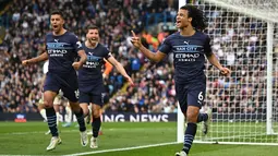 Bek Manchester City, Nathan Ake (kanan) melakukan selebrasi dengan rekan setimnya setelah mencetak gol ke gawang Leeds United pada pertandingan lanjutan Liga Inggris di Elland Road di Leeds, Inggris utara (30/4/2022). Man City kembali ke puncak klasemen berkat keunggulan satu poin atas Liverpool.