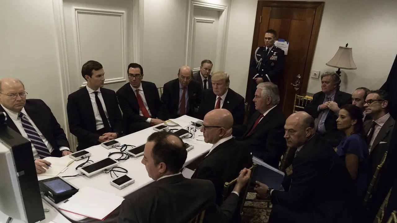 Makna di Balik Foto Donald Trump Saat Memerintahkan Serang Suriah