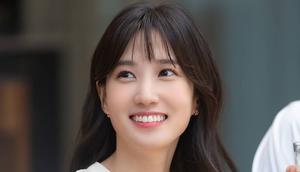 Senyum lebar yang merekah terlihat dari paras cantik Park Eun-bin. Foto ini berhasil membuat para fansnya kian terpesona. Perempuan yang memulai karier berakting sejak usia 7 tahun ini sukses bikin fans bahagia saat unggah foto cantiknya tersenyum lebar. (Liputan6.com/IG/@eunbining0904)