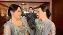 Kedua ipar ini kompak mengenakan gaya rambut sanggul modern tanp aksesori. Dan riasan wajah naturalnya. [@bebytsabina]