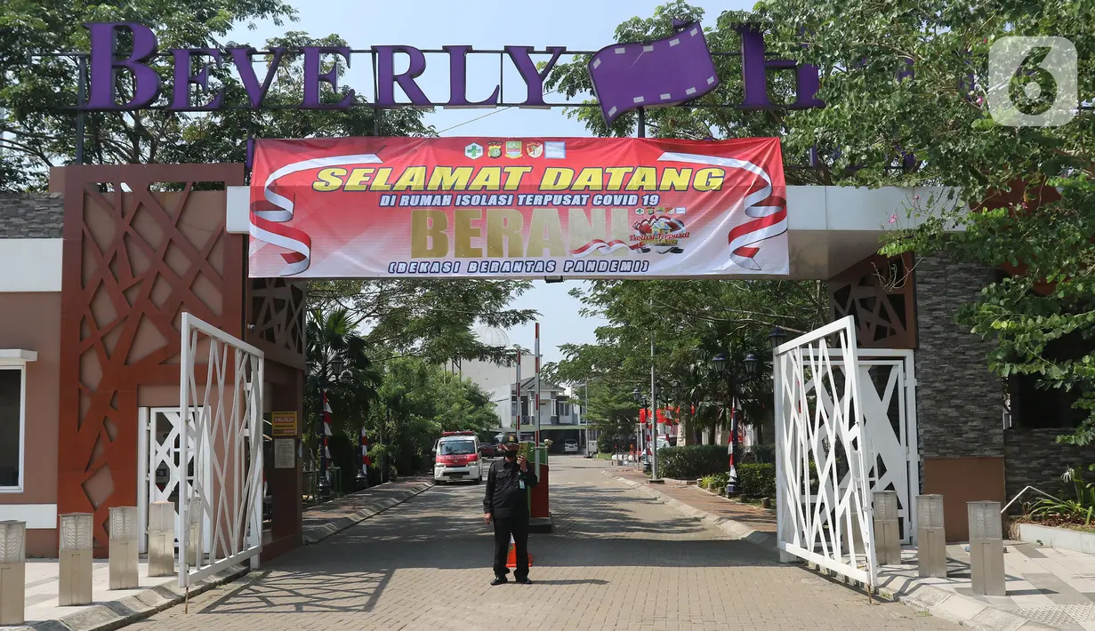 Petugas keamanan terlihat di pintu masuk menuju rumah isolasi terpusat Bekasi Berantas Pendemi (Berani) di Jababeka, Cikarang, Kabupaten Bekasi, Rabu (28/7/2021). Rumah isolasi tersebut dapat menampung 660 pasien COVID-19 bergejala ringan dan tenaga kesehatan. (Liputan6.com/Herman Zakharia)