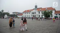 Sejumlah warga berlibur mengunjungi Kota Tua, Jakarta, Selasa (26/12/2023). (Liputan6.com/Faizal Fanani)