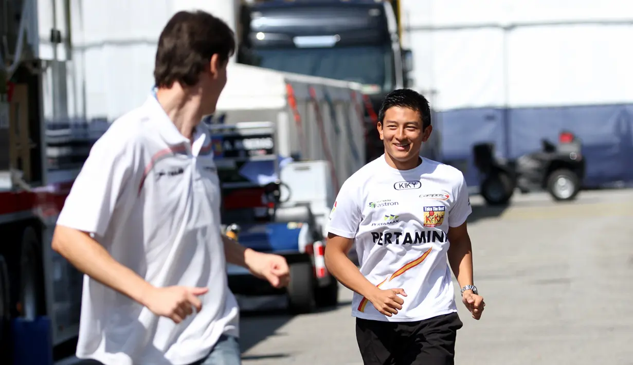 Rio Haryanto bersama pelatih fisik, Moises Vila Blanch, menjalani sesi pemanasan dengan berlari-lari kecil di sekitar paddock GP2. (Bola.com/Reza Khomaini)