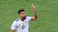 Gelandang Timnas Jerman, Kerem Demirbay, merayakan gol ke gawang Kamerun pada laga Grup B Piala Konfederasi 2017 di Fisht Olympic Stadium, Minggu (25/6/2017). (AFP/Franck Fife)