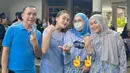 Ayu Ting Ting pun nyoblos bersama keluarganya. Ia memilih mengenakan dress panjang model spaghetti strap warna baby blue dengan motif bunga dipadukan inner kaos putih dan sandal jepit hitam. [@ayutingting92]