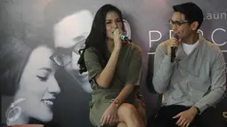 Afgan dan Raisa saat melakukan konferensi pers Launching single "percayalah" di cafe kawasan jakarta pusat, (21/12). Percayalah merupakan lagu yang diciptakan Afgan dan Raisa dengan proses pembuatanselama 2 tahun lamanya. (Liputan6.com/Herman Zakharia)