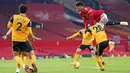 Penyerang Manchester United, Marcus Rashford, berusaha melewati pemain Wolverhampton Wanderers pada laga Liga Inggris di Stadion Old Trafford, Selasa (29/12/2020). Gol semata wayang Rashford menjadi penentu kemenangan Setan Merah atas Wolves. (Laurence Griffiths, Pool via AP)