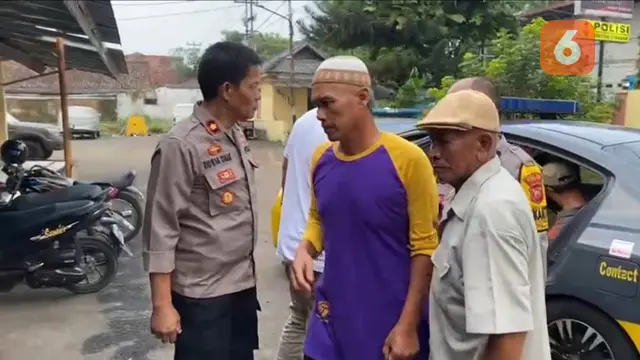 Terduga pelaku penganiayaan ibu rumah tangga di Sukabumi saat diamankan ke Mapolsek Cibadak Resor Sukabumi (Liputan6.com/Istimewa).