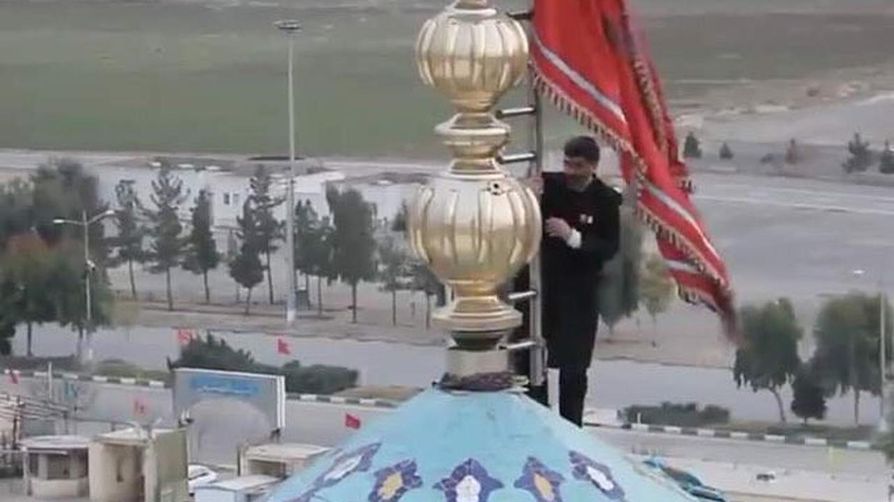 Bendera berwarna merah dikibarkan di kubah utama masjid Jamkaran di Qom, sebuah kota suci Syiah.