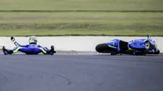 Pebalap tim Suzuki Ecstar, Aleix Espargaro, terjatuh saat tes pra musim MotoGP 2016 di Sirkuit Phillip Island, Australia, (19/2/2016). (AFP/Theo Karanikos)