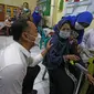 Eri Cahyadi meninjau vaksinasi booster lansia di Surabaya. (Dian Kurniawan/Liputan6.com)