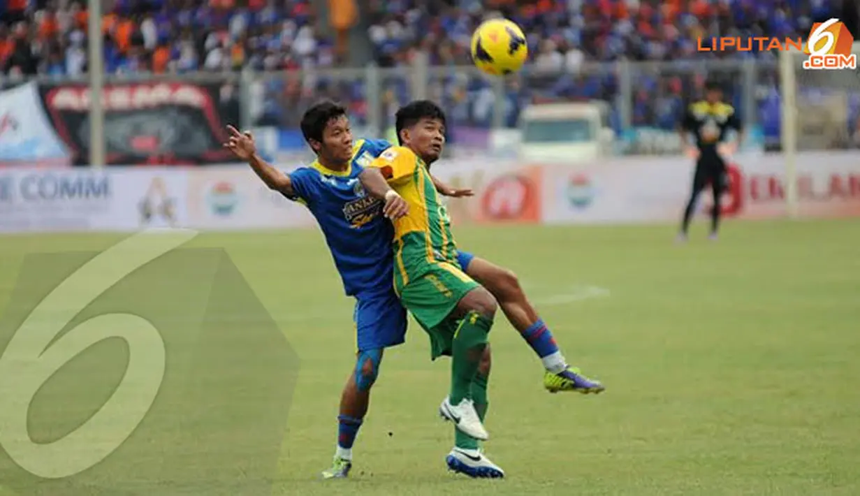 Laga antara Arema Cronus dan United Army Thailand pada Minggu 29 Desember 2013 seringkali diwarnai dengan permainan bola-bola atas. (Liputan6.com/Helmi Fithriansyah)
