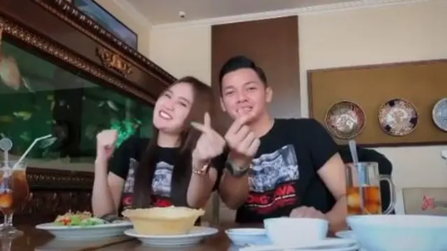 Duet Bareng, Ini 5 Potret Nella Kharisma dan Dory Harsa Pakai Baju Kembar