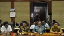 (Ki-ka) Adian Napitupulu (PDI-P), Taufiqulhadi (Nasdem), Inas Nasrulloh Zubir (Hanura), dan Arifin hakim Toha (PKB) memberikan keterangan terkait desakan mundurnya Setya Novanto di Gedung DPR RI, Senayan, Jakarta, Jumat (20/11). (Liputan6.com/Johan Tallo)