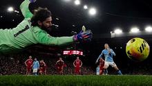 Penyerang Manchester City, Erling Haaland (kanan belakang), mengeksekusi tendangan penalti melewati kiper Brasil Liverpool bernomor 01, Alisson Becker (kiri), untuk mencetak gol kedua timnya dalam pertandingan Liga Inggris antara Liverpool dan Manchester City di Anfield, Liverpool, Inggris barat laut, pada 8 Februari 2026. (Paul ELLIS / AFP)