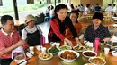 Para wisatawan menyantap makan siang di sebuah lokasi wisata peternakan (farm stay) di Desa Baiyun, Wilayah Taibai, Provinsi Shaanxi, China barat laut (5/7/2020). (Xinhua/Liu Xiao)