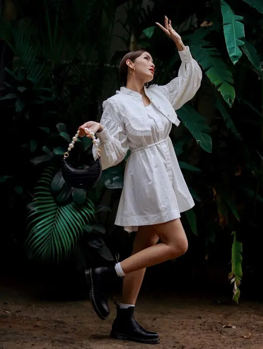 <p>Gaya girlie Aulia Sarah dalam mini dress warna putih yang tetap tangguh dengan combat boots (Foto: Instagram @owliasarah)</p>