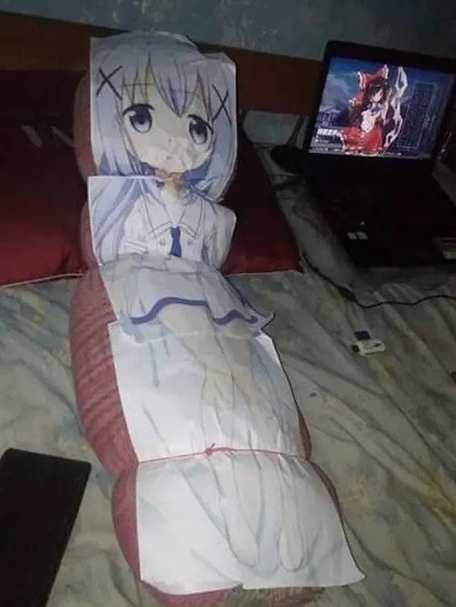 6 Potret Bantal Wibu Ini Nyeleneh Banget, Halu Gambar Anime