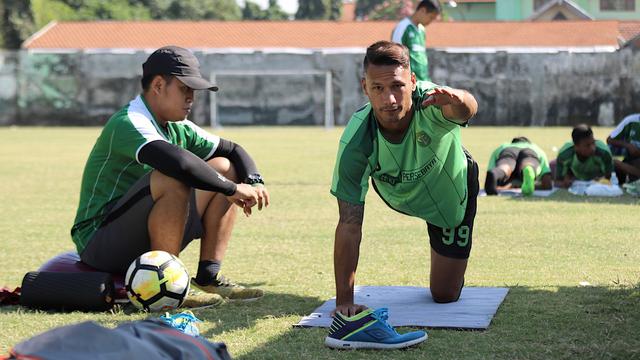 Gelandang Persebaya Surabaya, Raphael Maitimo.