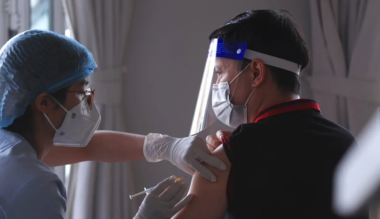 Seorang pria disuntik vaksin virus corona COVID-19 Moderna oleh petugas kesehatan di Vung Tau, Vietnam, Senin (13/9/2021). Vietnam mempercepat program vaksinasi dalam upaya untuk melonggarkan pembatasan lockdown COVID-19 di kota-kota besar pada akhir September. (AP Photo/Hau Dinh)