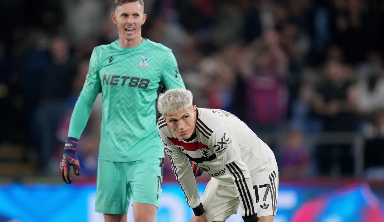 Hasil imbang ini membuat Manchester United turun ke peringkat 11 klasemen sementara dengan raihan tujuh poin. (AP Photo/Kin Cheung)