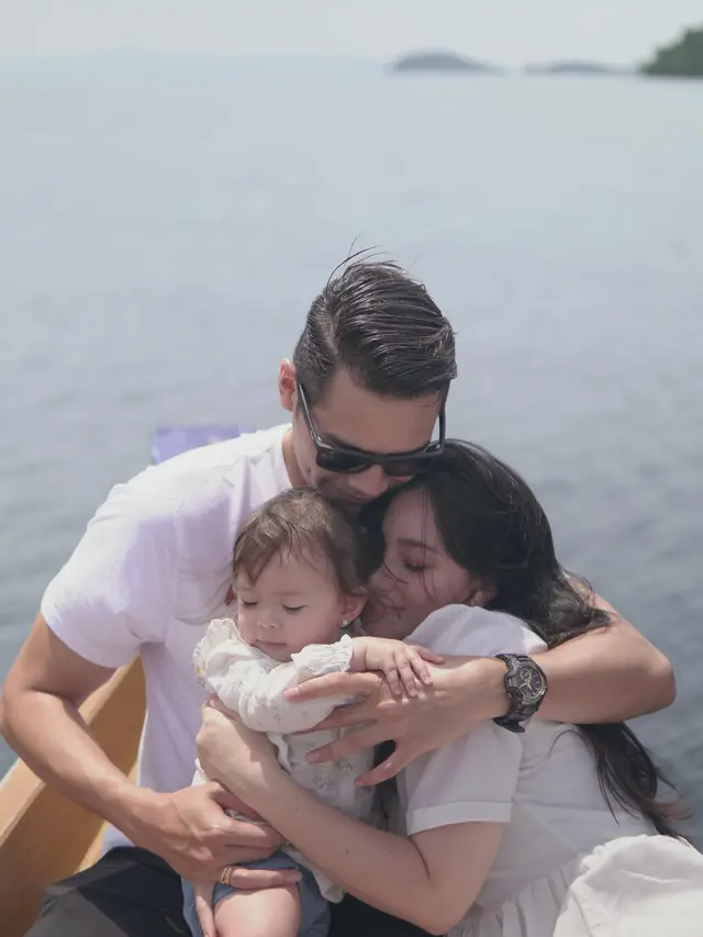 Ajak Buah Hati ke Pantai, Ini 7 Momen Liburan Asmirandah dan Jonas Rivanno