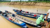 Barang bukti perahu berisikan alat setrum penangkapan ikan yang digunakan para pelaku. Foto : (Istimewa).