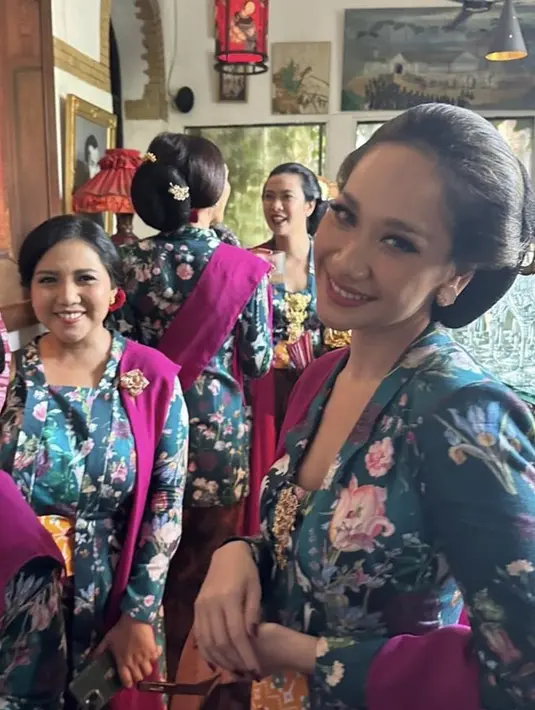 Rambutnya pun disanggul ala perempuan Jawa dilengkapi tusuk kondenya. Dengan aksesori anting-anting keemasan. [@bclsinclair]