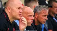 Pelatih Bali United Johnny Jansen berada di bench pemain saat menghadapi Dewa United di Stadion Kapten I Wayan Dipta. (Alit Binawan/Bola.com)