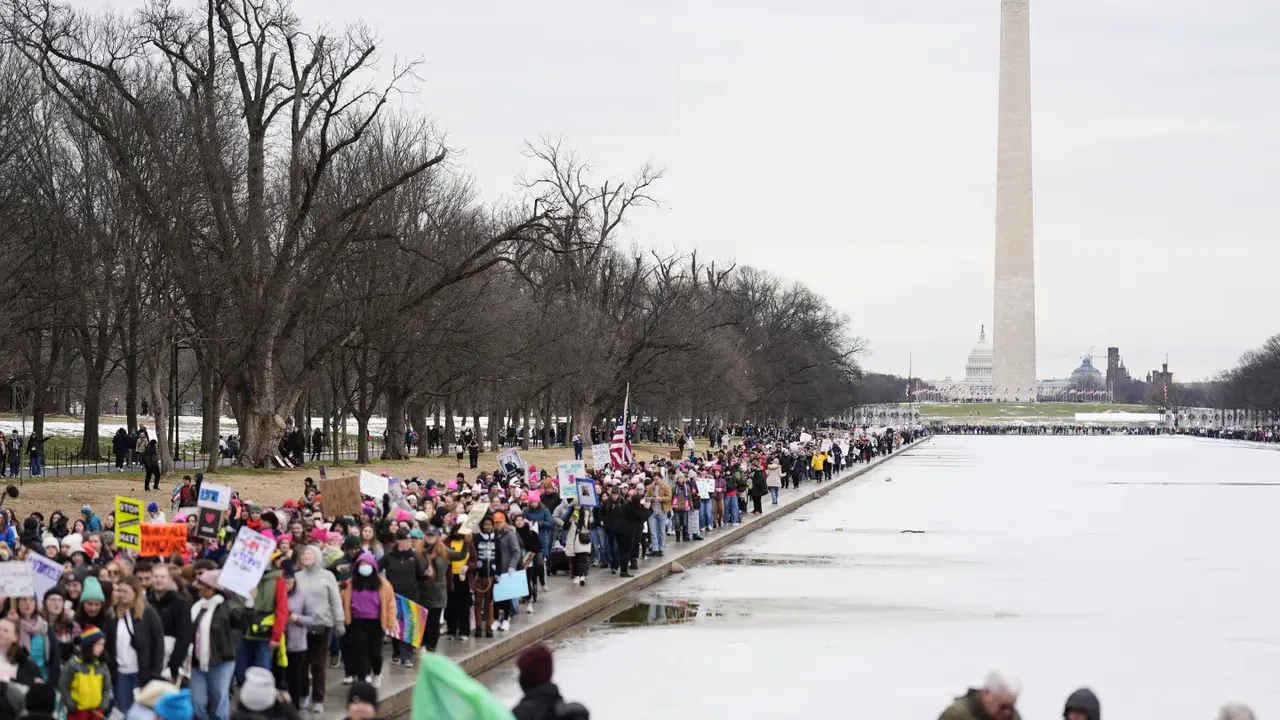 Ribuan orang di Amerika Serikat (AS) bergabung dalam aksi demonstrasi pada Sabtu (18/1/2025) jelang pelantikan Donald Trump sebagai presiden. (AP/Mike Stewart)
