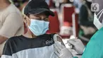 Ekspresi seorang anak saat menerima vaksin Covid-19 dalam program Vaksinasi Keliling di RPTRA Pulo Besar, Sunter Jaya, Jakarta, Selasa (12/7/2021). Kementerian Kesehatan mengalokasi 20 juta dosis vaksin Covid-19 untuk anak usia 12-17 tahun yang diberikan secara bertahap (merdeka.com/Iqbal S Nugroho)
