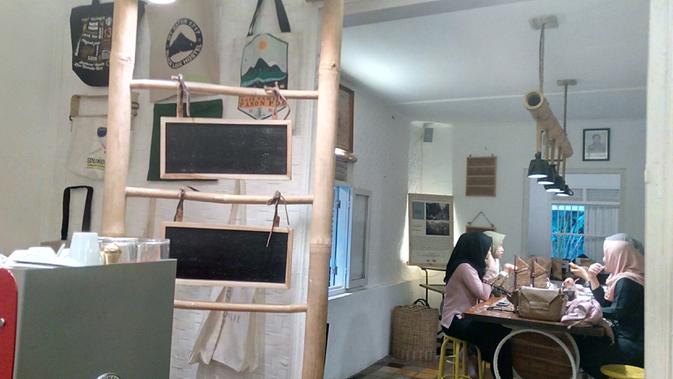 Nampak pengunjung kaula muda tengah menikmati sajian kopi sambil mempelajari ragam kekayaan kopi tanah air di cafe Sunda Hejo, Kadungora, Garut (Liputan6.com/Jayadi Supriadin)