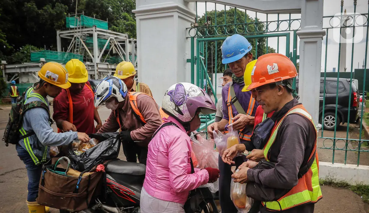 Namun, jika ditelusuri ada tren penurunan jumlah pekerja informal pada periode yang sama di setiap tahunnya. (Liputan6.com/Angga Yuniar)