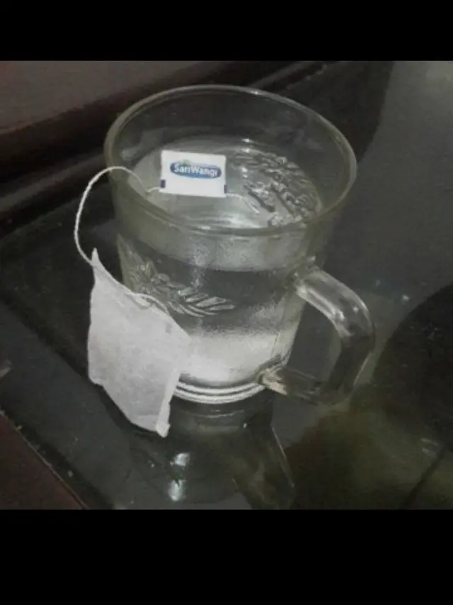 6 Potret Nyeleneh Orang Sajikan Teh Ini Bikin Geleng Kepala