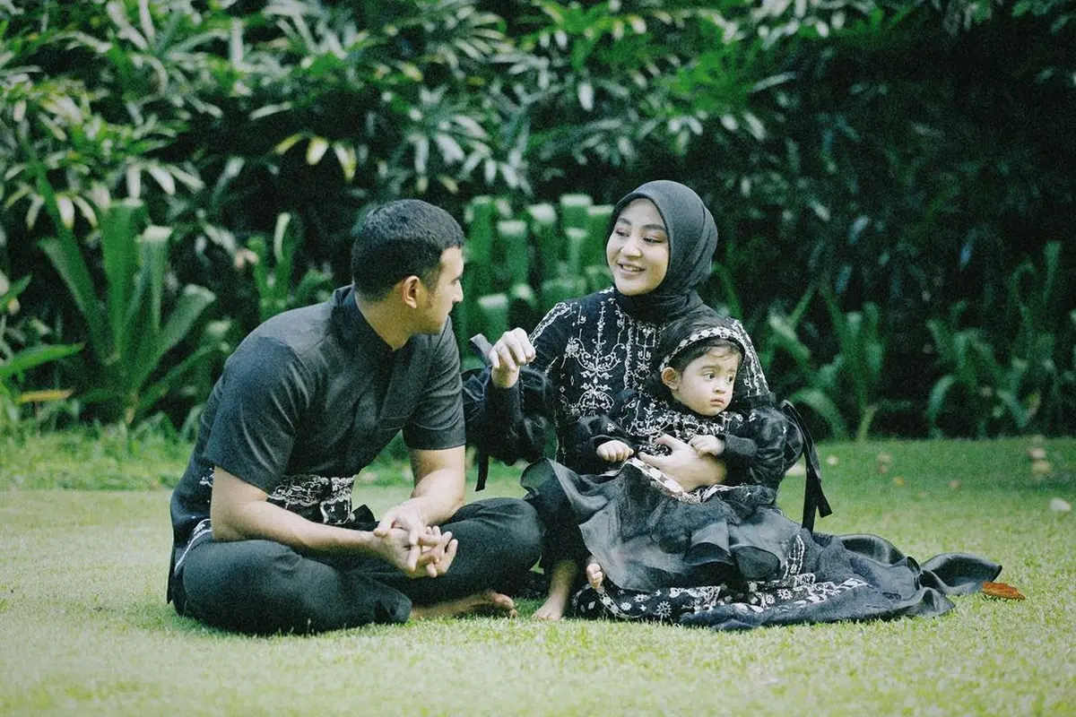 6 Gaya Pemotretan Keluarga Good Looking Ali Syakieb-Margin Wieheerm, Kompak Serba Hitam