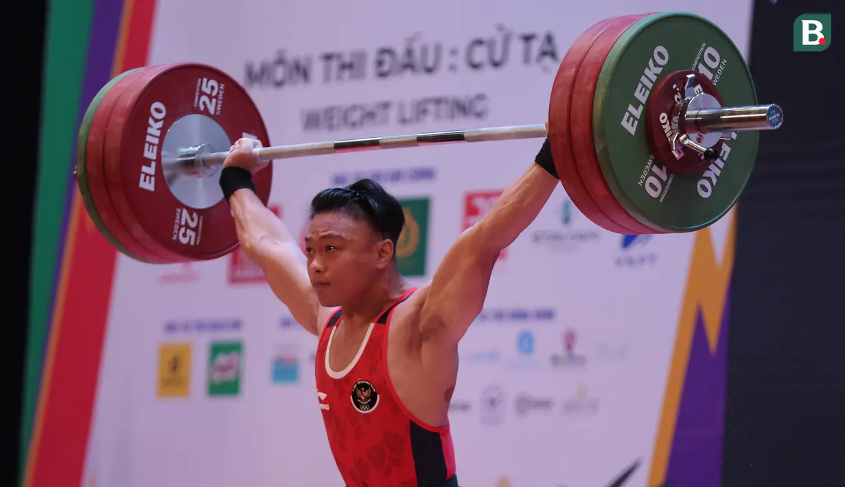 Tampil di urutan terakhir, Rahmat Erwin Abdullah mampu mencatat angkatan terbaik untuk angkatan snatch seberat 155 kg, unggul jauh dari pesaingnya di urutan kedua lifter asal Malaysia, Muhammad Erry Hidayat dengan 143 kg. (Bola.com/Ikhwan Yanuar)