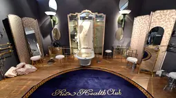 Furnitur kamar mandi dari hotel Ritz yang akan dilelang di Rumah Lelang Artcurial, Paris, Rabu (11/4). Hotel yang menjadi tempat tinggal Coco Chanel pada 1937 - 1971 ini, sedang tahap renovasi dan beberapa furnitur akan diperbaharui. (GERARD JULIEN/AFP)