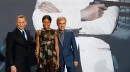 Aktor Daniel Craig, Naomie Harris and Christoph Waltz (ki-ka) berpose saat menghadiri premiere film terbarunya James Bond 007 "Spectre" di Berlin, Jerman, (28/10/2015). Spectre merupakan judul ke-24 dari seri film James Bond. (REUTERS/Fabrizio Bensch)