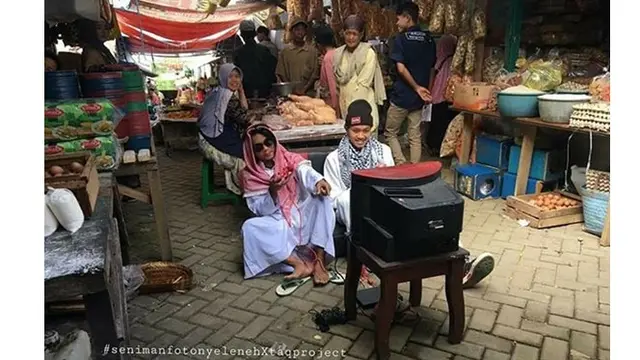 6 Kelakuan Kocak saat Orang Nonton TV Ini Bikin Ngakak