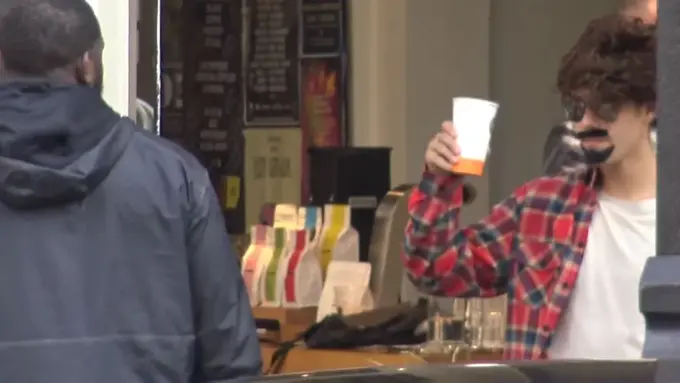 Justin Bieber melakukan penyamaran saat menyusuri jalanan Amsterdam, menggunakan wig, kumis dan janggut palsu. (Youtube)