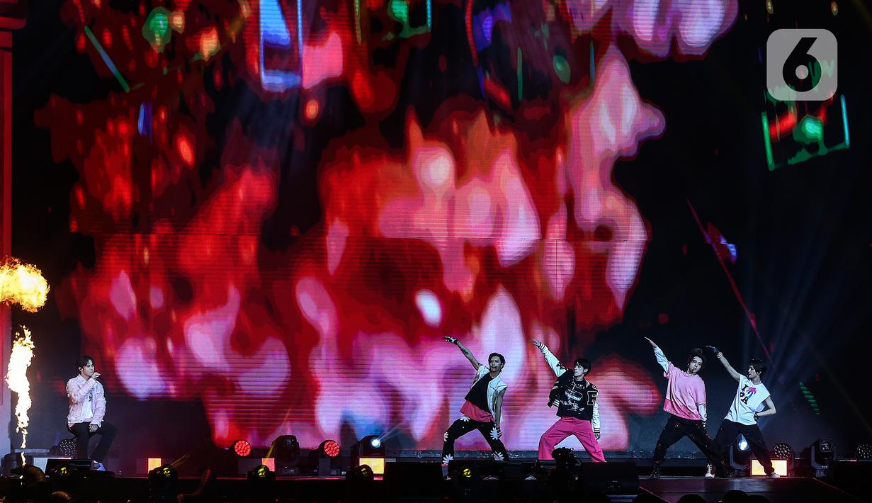 Sayangnya, Kun harus tampil sambil duduk di sisi panggung, tidak menari seperti keempat temannya yang lain. (Liputan6.com/Johan Tallo)