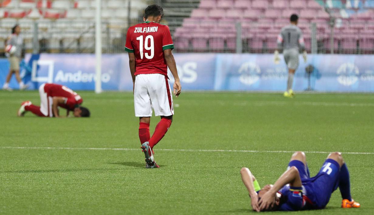 Ekspresi kontras pemain Indonesia U-23 dengan pemain Filipina U-23 setelah pertandingan. (Bola.com/Arief Bagus)